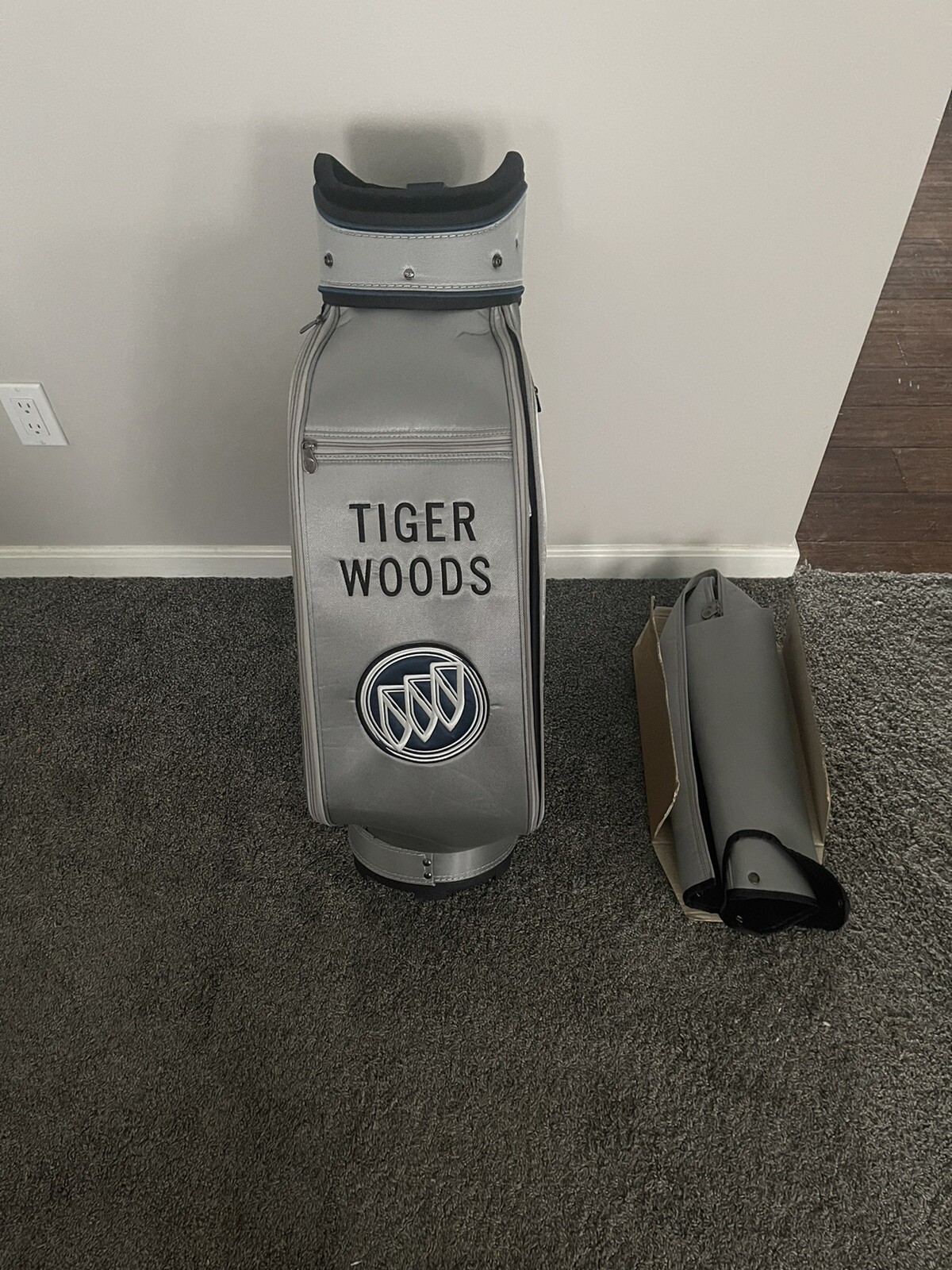 RARE BRAND NEW TIGER WOODS GOLF BAG FROM THE 2004 US OPEN PINE-HURST #2
