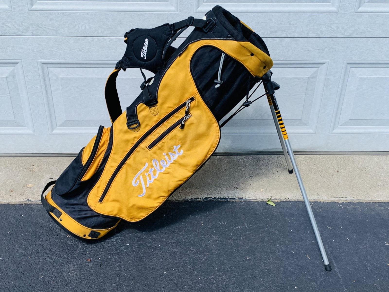 Titleist Golf Stand Bag – 6-Way Divider – Orange & Black – E-Z Fit Strap System