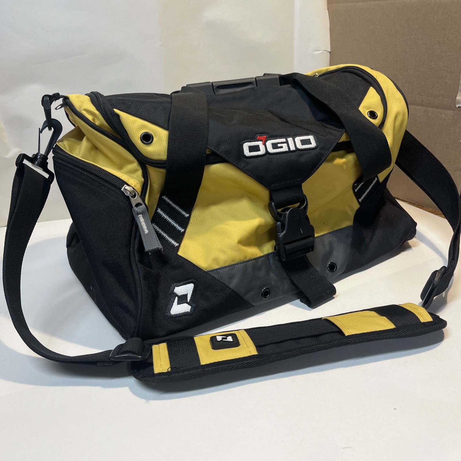 O’gio Golf 35 Liter Bag Carrying Case with Shoulder Strap Yellow Black
