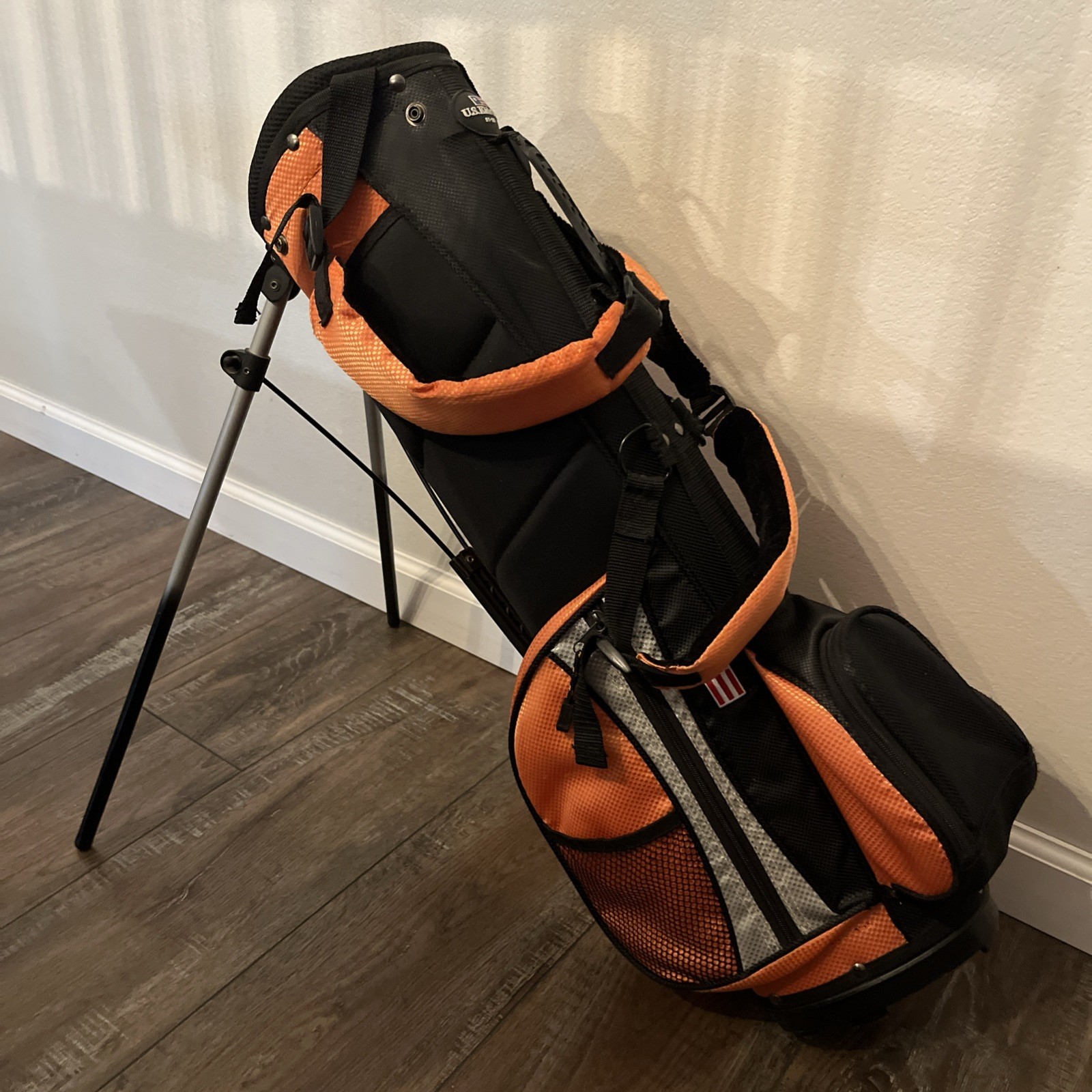 US KIDS 28” GOLF STAND BAG 4 WAY DIVIDERS 51-35, ORANGE ~ YOUTH 51″-54″ TALL