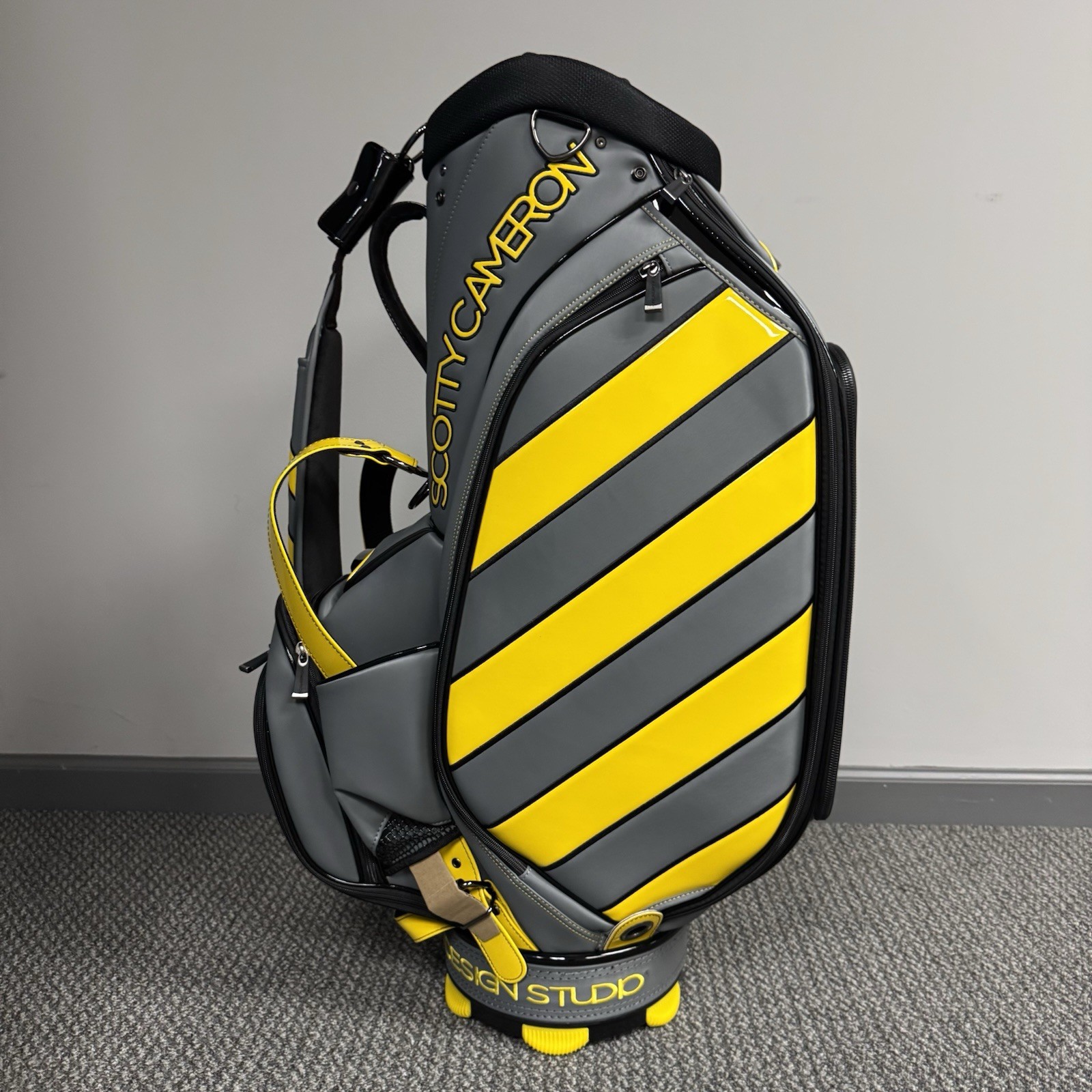 Scotty Cameron 2018 Caution Stripe Staff Bag Gray And Yellow